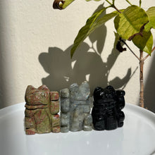 将图片加载到图库查看器，Maneki-neko Fortune cat carvings
