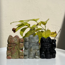 将图片加载到图库查看器，Maneki-neko Fortune cat carvings
