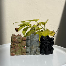 将图片加载到图库查看器，Maneki-neko Fortune cat carvings
