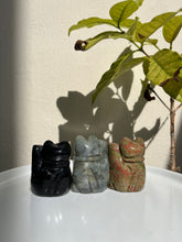 将图片加载到图库查看器，Maneki-neko Fortune cat carvings
