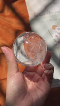 在图库查看器中加载和播放视频，Large Clear Quartz Sphere
