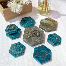 将图片加载到图库查看器，Hexagons in Various Crystals
